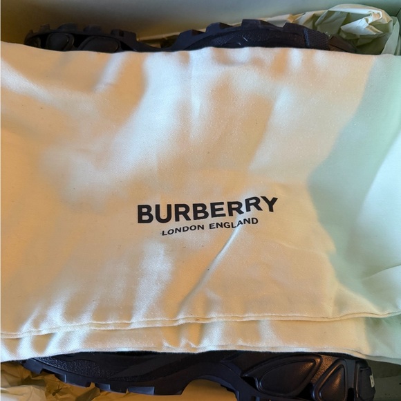 Burberry Arthur ‘Archive Beige Black’ Size 40EU/7MUS - Picture 8 of 10